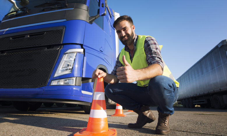 Hombre usando chaleco de prevención junto a un cono de vialidad